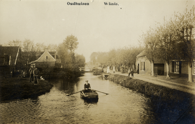 15328 Gezicht in de Oudhuizerweg met wetering, bebouwing en beplanting te Wilnis uit het oosten. N.B. De gemeente ...